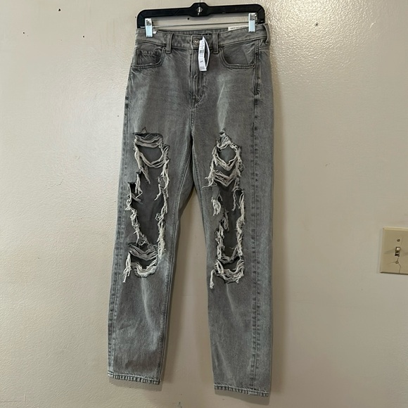 American Eagle Outfitters Denim - NWT American Eagle Gray Distressed Straignt Mom High Rise Jeans SZ 4
